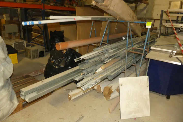 2x Gestell, mit Inhalt (Profile, Rohre)